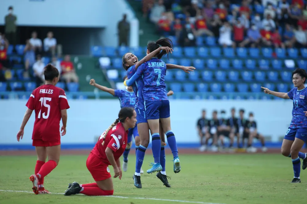 HLV Stajcic cho rằng dù thua Thái Lan đến 0-3, nhưng {hillipines thể hiện tốt hơn trong trận thua VN 1-2. Ảnh: ANH DUY