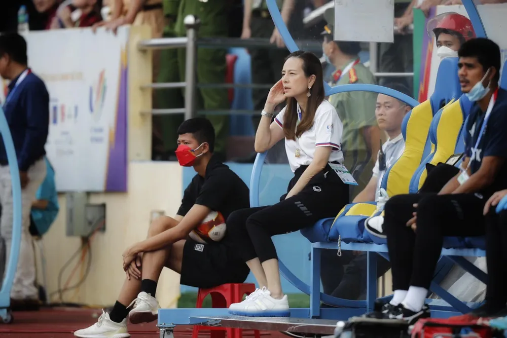 Nữ trưởng đoàn Nualpham Lamsam của Thái Lan...đứng ngồi không yên. Ảnh: A. PHƯƠNG Nữ trưởng đoàn Nualpham Lamsam của Thái Lan...đứng ngồi không yên. Ảnh: A. PHƯƠNG