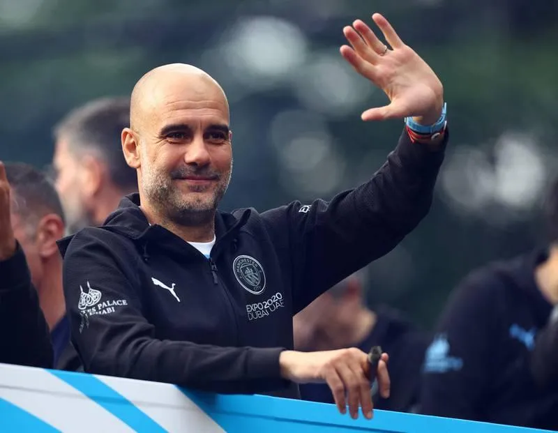 Sau khi bị Real loại khỏi sân chơi châu lục, Pep hứa dồn sức vào Premier League để lên ngôi. Nửa thành Man. xanh đi bão mừng ngôi vô địch. Man. xanh diễu hành giữa &quot;biển người&quot;. Các con phố ở Manchester người chật như...nêm Cặp đôi Bồ Đào Nha Ruben Dias và Bernardo Silva. Tiền vệ Bỉ Kevin Van de Bruyne được chọn là Cầu thủ xuất sắc nhất giải. Grealish và Fernando cùng chiếc cúp vô địch. Fernando nâng cao chiếc cúp vàng. Robben Dias ăn mừng danh hiệu. ...Nhưng bao giờ thành cổ Manchester mới chứng kiến ngôi vô địch Champions League của Man. xanh? Nếu phía dưới chữ Champions...là Champions League thì hoành tráng hơn. Những cầu thủ Man. Xanh thật...điệu đà.