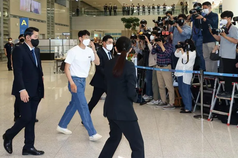 Son Heung-min xuống sân bay Incheon. Ảnh: Getty