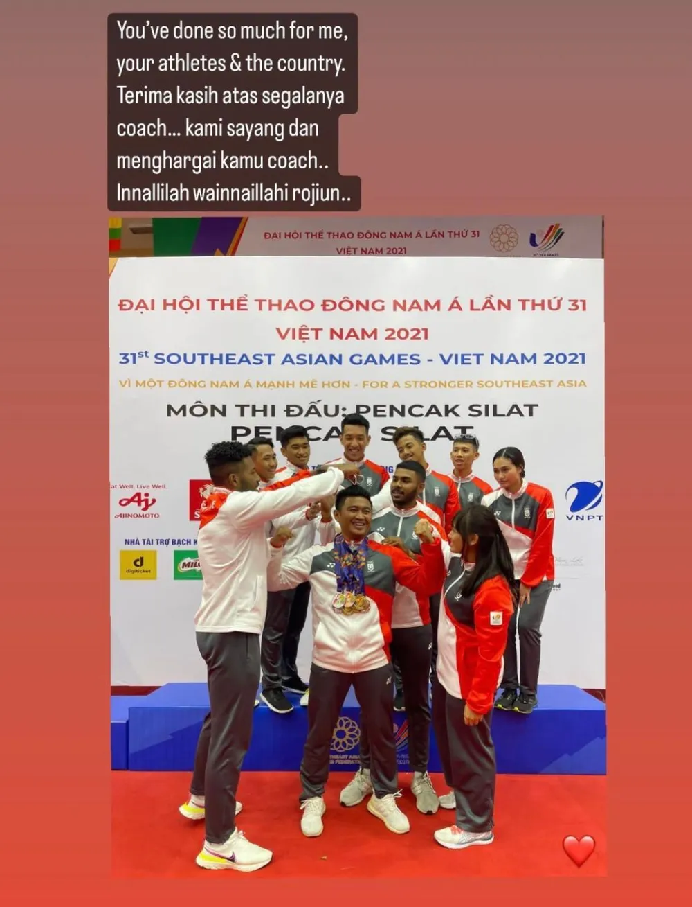 Hình ảnh thầy trò HLV Mochammad (giữa) ăn mừng thành tích Silat tại SEA Games 31. Ảnh: CTP Hình ảnh thầy trò HLV Mochammad (giữa) ăn mừng thành tích Silat tại SEA Games 31. Ảnh: CTP
