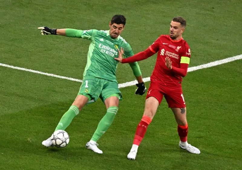 Thủ môn Bỉ đóng hơn một vai trò &quot;thần gác đền&quot; mà còn thêm nhiệm vụ hậu vệ nữa. Arnold nỗ lực tạt bóng trước các hậu vệ Real. Benzema vẫn rất xuất sắc. Salah thì giỏi, còn Modric đã giỏi lại còn giàu kinh nghiệm. Bàn thắng duy nhất của Vinicius Jr ở phút 59. Courtois quá xuất sắc làm nản lòng các chân sút Liverpool. ...Thùa thì thôi mà...đã nỗ lực hơn 200% sức lực rồi. Chiến lược gia Ý Carlo Ancelotti đi vào &quot;ngôi đền huyền thoại&quot;. Ông đã có bốn danh hiệu Champions League. Real có rất nhiều cầu thủ có năm danh hiệu Champions League. Real về nhất La Liga và Champions League. Liverpool có hai ngôi á quân (Premier League và Champions League).