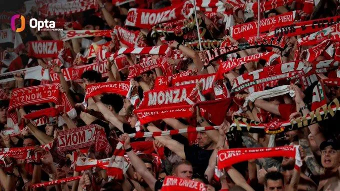 CLB Monza của cựu Thủ tướng Ý Silva Berlusconi ăn mừng thăng hạng lên Serie A mùa tới. Ảnh: Getty. Trên sân nhà St. Etient của Pháp, sau trận đấu, bạo loạn đã xảy ra khi đội nhà chính thức xuống hạng Ligue 2 mùa tới. Ảnh: Getty Từ Paris quay về sau trận thua Real, Liverpool vẫn ăn mừng bằng diễu hành khắp phố mừng hai danh hiệu League Cup, FA Cup và hai ngôi á quân Champions League và Premier League. Ảnh: Getty