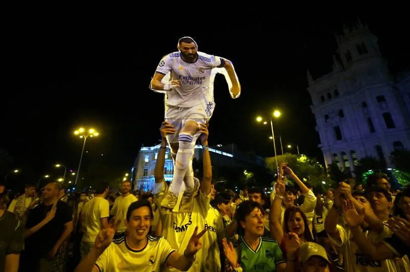 400 ngàn fan Real Madrid tràn ra phố thủ đô ăn mừng danh hiệu thứ 14 của Real. Ảnh: Getty Chủ tịch F. Perez hứa nếu Real có 15 danh hiệu Champions League, ông sẽ cho cả thủ đô Madrid ăn mừng. Ảnh: Getty Notttingham Forest...ăn mừng ngày trở lại gia đình ngoại hạng Anh. Ảnh Getty CLB Monza của cựu Thủ tướng Ý Silva Berlusconi ăn mừng thăng hạng lên Serie A mùa tới. Ảnh: Getty. Trên sân nhà St. Etient của Pháp, sau trận đấu, bạo loạn đã xảy ra khi đội nhà chính thức xuống hạng Ligue 2 mùa tới. Ảnh: Getty Từ Paris quay về sau trận thua Real, Liverpool vẫn ăn mừng bằng diễu hành khắp phố mừng hai danh hiệu League Cup, FA Cup và hai ngôi á quân Champions League và Premier League. Ảnh: Getty