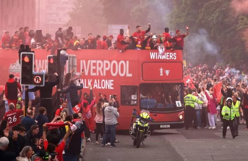 Từ Paris quay về sau trận thua Real, Liverpool vẫn ăn mừng bằng diễu hành khắp phố mừng hai danh hiệu League Cup, FA Cup và hai ngôi á quân Champions League và Premier League. Ảnh: Getty