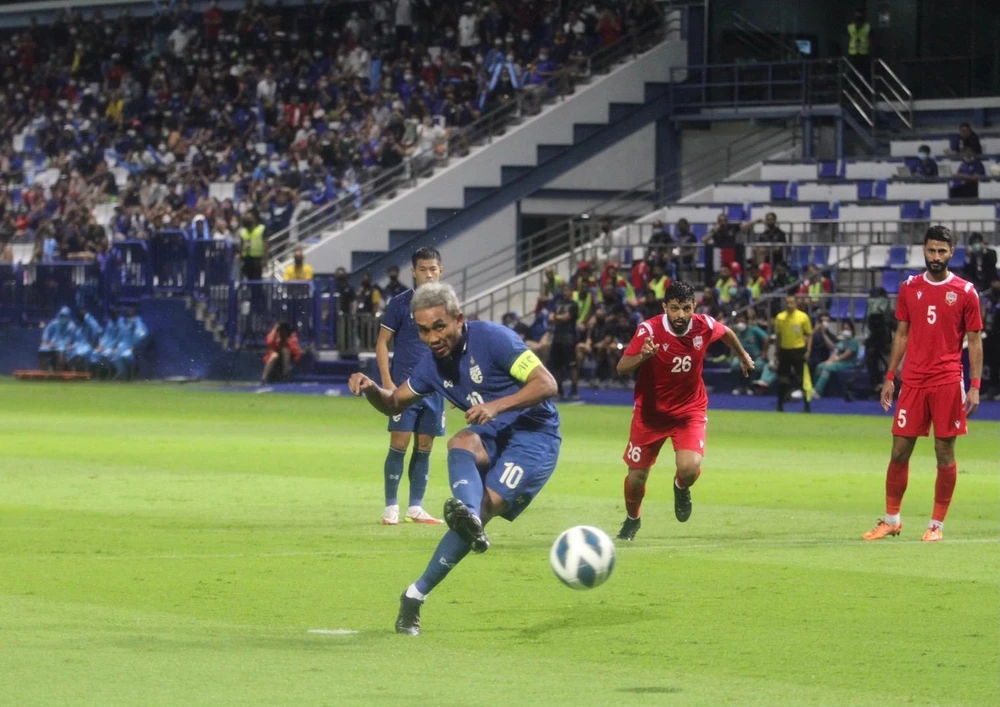 Trung phong đội trưởng Dangda mở điểm cho Thái Lan ngay phút thứ tư từ chấm 11m. Ảnh: CTP Trung phong đội trưởng Dangda mở điểm cho Thái Lan ngay phút thứ tư từ chấm 11m. Ảnh: CTP