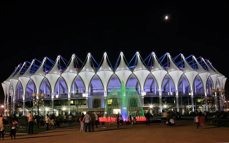 Sân được công ty của Đức thi công mang đậm nét kiến trúc Hồi giáo với cửa mái vòm vào năm 2012. Sân Bunyodkor có đại lộ cùng tên chạy ngang qua mặt chính của sân. Sân Bunyodkor có sức chứa 34 ngàn chỗ ngồi, là sân lớn thứ hai ở Uzbekistan, nhưng đây là sân của đội tuyển quốc gia. Sân Bubyodkor chỉ nhỏ hơn sân Pakhtakor (35 ngàn chỗ ngồi), nhưng sân Pakhtakor nằm trong khu liên hợp thể thao. Kiến trúc mái vòm của sân mang phong cách Hồi giáo nhưng không quá nặng nề. Phòng ốc khách sạn xung quanh sân. Có nhiều chủng loại phòng khách sạn quanh sân Bunyodkor.