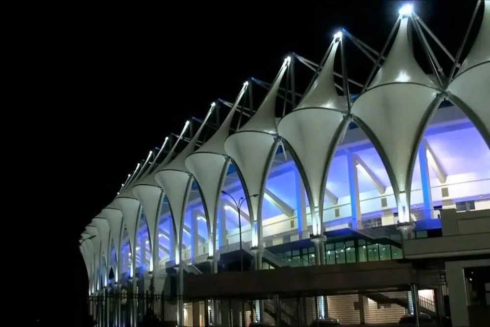 Kiến trúc mái vòm của sân mang phong cách Hồi giáo nhưng không quá nặng nề. Phòng ốc khách sạn xung quanh sân. Có nhiều chủng loại phòng khách sạn quanh sân Bunyodkor.