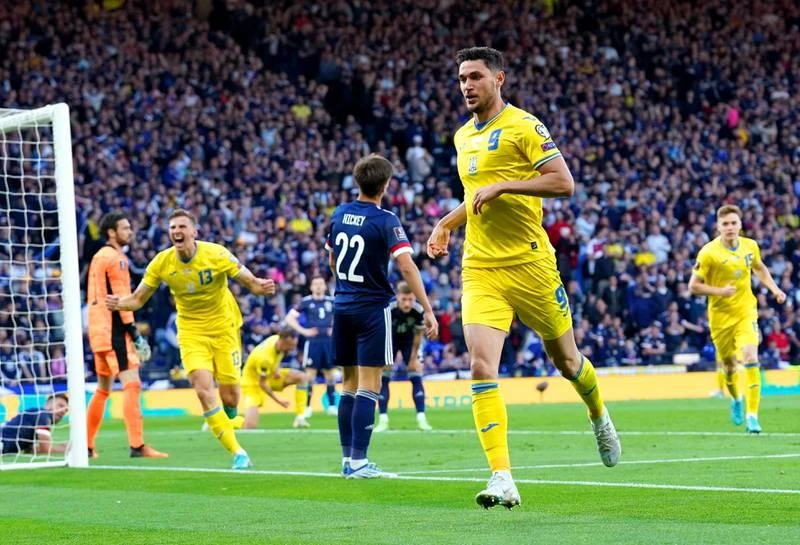 Yaremchuk (9) cũng có bàn thắng trong chiến thắng 3-1. 25 năm kể từ France 98 đến nay, Scotland vẫn chưa thể góp mặt tại World Cup trở lại. Ukraine sẽ đá chung kết Play off với Xứ Wales vào chủ nhật này để tranh vé đi Qatar cuối năm nay. Tuyển Ukraine đa phần cầu thủ đá giải trong nước mà năm 2022 này bóng đá Ukraine bị đứng hình vì chiến tranh.