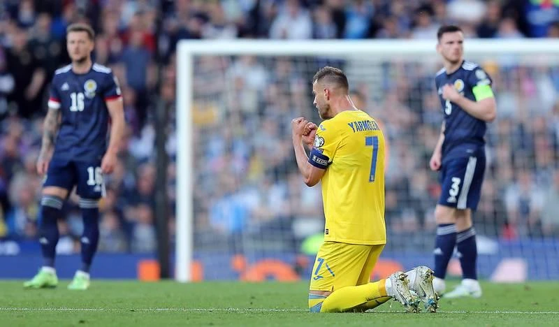 Tiền đạo Yarmolenko ăn mừng bàn thắng. Yaremchuk (9) cũng có bàn thắng trong chiến thắng 3-1. 25 năm kể từ France 98 đến nay, Scotland vẫn chưa thể góp mặt tại World Cup trở lại. Ukraine sẽ đá chung kết Play off với Xứ Wales vào chủ nhật này để tranh vé đi Qatar cuối năm nay. Tuyển Ukraine đa phần cầu thủ đá giải trong nước mà năm 2022 này bóng đá Ukraine bị đứng hình vì chiến tranh.