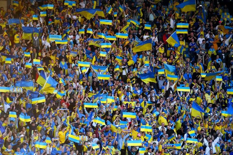 Hàng ngàn fan Scotland cũng ủng hộ đội bóng Đông Âu để vượt qua giai đoạn khó khăn của chiến tranh nơi quê nhà. Thủ môn Callum McGregor ghi bàn danh dự cho Scotland. Scotland buồn vì giấc mơ World Cup qua đi, nhưng họ không oán trách fan nhà ủng hộ Ukraine. Tiền đạo Yarmolenko ăn mừng bàn thắng. Yaremchuk (9) cũng có bàn thắng trong chiến thắng 3-1. 25 năm kể từ France 98 đến nay, Scotland vẫn chưa thể góp mặt tại World Cup trở lại. Ukraine sẽ đá chung kết Play off với Xứ Wales vào chủ nhật này để tranh vé đi Qatar cuối năm nay. Tuyển Ukraine đa phần cầu thủ đá giải trong nước mà năm 2022 này bóng đá Ukraine bị đứng hình vì chiến tranh.