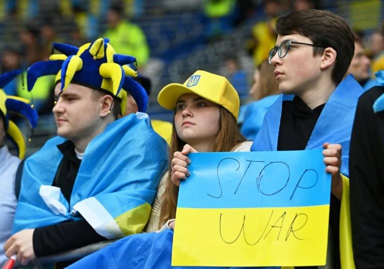 Fan Ukraine...buồn. Ảnh: Getty