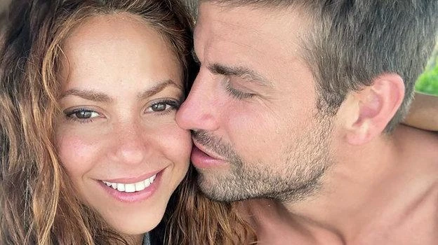 Pique nhỏ hơn Shakira 10 tuổi. Cuộc hôn nhân giữa "phi công Tây Ban Nha" và "máy bay Colombia" là một trong những cuộc hôn nhân nổi tiếng nhất thế giới. Cả hai đi xem một trận đấu quần vợt. Shakira có album "Hips Don't Lie" có kỷ lục phát hành 60 triệu bản. Cô cũng có những album hát chung cùng Jenifer Lopez rất đình đám.