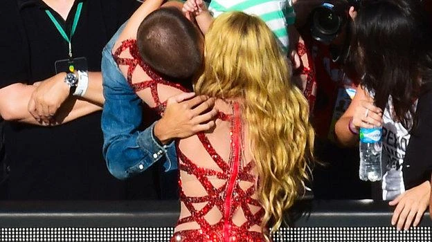 Shakira thuộc giọng ca đa tài, cô biểu diễn những bài hát pha trộn phong cách la tin và Hồi giáo được đánh giá là... có 1-0-2. 12 năm mặn nồng, cả hai đều có những bước thăng tiến đỉnh cao nhất trong nghề nghiệp. Thể thao và âm nhạc làm cho Shakira thăng hoa. Còn Pique cũng có những năm tháng đỉnh cao của nghề quần đùi áo số với ngôi vô địch World Cup 2010, Euro 2012, bốn danh hiệu Champions League cùng Barcelona. Pique nhỏ hơn Shakira 10 tuổi. Cuộc hôn nhân giữa "phi công Tây Ban Nha" và "máy bay Colombia" là một trong những cuộc hôn nhân nổi tiếng nhất thế giới. Cả hai đi xem một trận đấu quần vợt. Shakira có album "Hips Don't Lie" có kỷ lục phát hành 60 triệu bản. Cô cũng có những album hát chung cùng Jenifer Lopez rất đình đám.