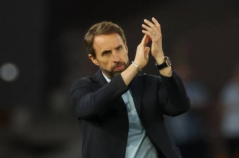 HLV Southgate bảo rằng, điểm rơi của tuyển Anh là World Cup 2022 chứ không phải Nations League. Cách đây chưa đầy hai tuần Hungary đánh bại Anh lần đầu tiên kể từ World Cup 1962. ...Nay thầy trò Marco Rossi của Hungary tiếp tục khiến tuyển Anh nhận thêm trận thua đậm nữa với tỉ số 0-4. Zsolt Nagy ăn mừng bàn thắng cho Hungary. Phút 82, trung vệ John Stones bị thẻ đỏ. Jarrot Bowen của Anh vất vả ngăn bóng. Raheem Sterling như cái bóng của chính mình. Daniel Gazdag (16) đóng đinh trận đấu 4-0 cho Hungary. Conor Gallaggher của Anh nỗ lực đi bóng. Thua Hungary, Anh rơi xuống đáy bảng thật đáng xấu hổ. Hungary lên đầu bảng với 7 điểm, xếp trên cả Đức (6 điểm)