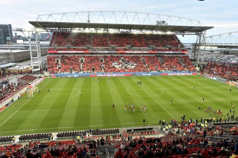 Sân BMO Field Toronto của Canada. Sân Mercedez-Benz ở Atlanta, Mỹ. Sân MetLife tại East Rutherford, New Jersey, Mỹ. Sân Gillette tại Foxsbourough ở Massachusetts, Mỹ. Sân NRG tại Houston, Mỹ. Sân Levi's tại Santa Clara, Mỹ. Sân BC tại Vancouver, Canada. Sân BBVA tại Monterrey, Mexico. Sân Akron tại Guadalajara, Mexico. Sân Azteca ở Mexico City, Mexico. Sân Arrowhead ở Kansas City, Mỹ được cho là có sức chứa kỷ lục guinness. Sân Hard Rock tại Miami, Florida, Mỹ. Sân AT&amp;T tại Texas, Mỹ. Sân SoFi ở Los Angeles, California, Mỹ, sân có giá trị xây dựng 5 tỉ USD. Sân Lincold Finacial ở Philadenphia, Mỹ.