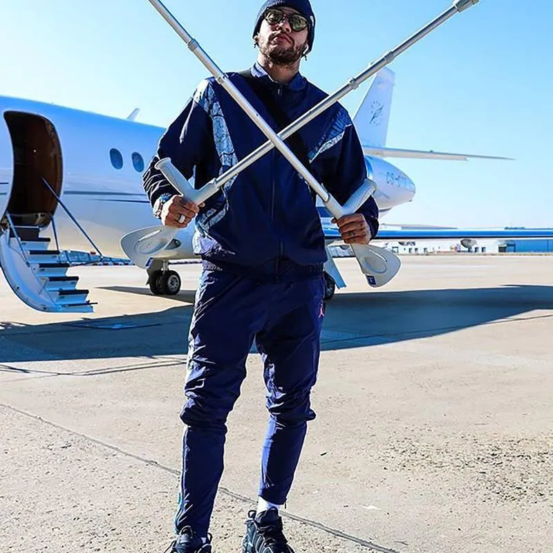 Tay chơi Neymar thường dùng máy bay riêng vượt Đại Tây Dương từ Tây Ban Nha hay Pháp mỗi khi tập trung tuyển Brazil. Chẳng cần hiện diện của chủ nhân cũng biết chiếc máy bay của ai rồi. Bên trong chiếc máy bay siêu sang của CR7. Tay chơi Vinicius Jr của Real Madrid và tuyển Brazil cũng hay dùng máy bay riêng mỗi khi về nước. Tiền đạo của Real Madrid- Benzema và những người bạn bên chiếc máy bay của mình. Huyền thoại sống Thụy Điển- Ibrahimovic vẫn hay dùng máy bay riêng đi lại từ Milano về Thụy Điển. Kỷ lục gia chuyển nhượng từ Tottenham đến Real Marid- Gareth Bale cũng hay dùng máy bay của mình khi từ Tây Ban Nha về Wales. Vợ chồng Vic-Bec vẫn hay dùng máy bay riêng trong những chuyến bay ngắn. Tân tiền đạo Man. City- Erling Haaland cứ như kẻ màu mè lòe loẹt trong chiếc máy bay của mình.