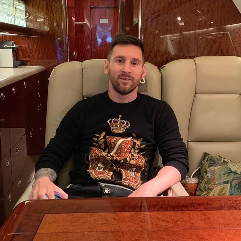 Messi thoải mái mỗi khi vượt Đại Tây Dương từ châu Âu về Argentina khoác áo tuyển. Cầu thang máy bay của Messi có gắn tên các con của Messi. Những lần từ châu Âu về nước, Messi hay cho đồng hương là tuyển thủ Argentina quá giang. Mbappe chủ yếu sắm máy bay riêng cho chẳng thua đồng nghiệp mà thôi. Tiền đạo này ít đi xa. Tay chơi Neymar thường dùng máy bay riêng vượt Đại Tây Dương từ Tây Ban Nha hay Pháp mỗi khi tập trung tuyển Brazil. Chẳng cần hiện diện của chủ nhân cũng biết chiếc máy bay của ai rồi. Bên trong chiếc máy bay siêu sang của CR7. Tay chơi Vinicius Jr của Real Madrid và tuyển Brazil cũng hay dùng máy bay riêng mỗi khi về nước. Tiền đạo của Real Madrid- Benzema và những người bạn bên chiếc máy bay của mình. Huyền thoại sống Thụy Điển- Ibrahimovic vẫn hay dùng máy bay riêng đi lại từ Milano về Thụy Điển. Kỷ lục gia chuyển nhượng từ Tottenham đến Real Marid- Gareth Bale cũng hay dùng máy bay của mình khi từ Tây Ban Nha về Wales. Vợ chồng Vic-Bec vẫn hay dùng máy bay riêng trong những chuyến bay ngắn. Tân tiền đạo Man. City- Erling Haaland cứ như kẻ màu mè lòe loẹt trong chiếc máy bay của mình.
