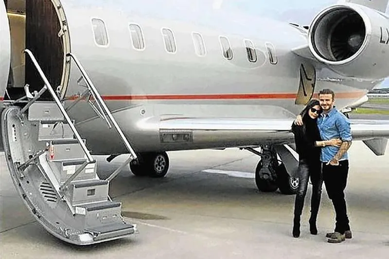 Vợ chồng Vic-Bec vẫn hay dùng máy bay riêng trong những chuyến bay ngắn. Tân tiền đạo Man. City- Erling Haaland cứ như kẻ màu mè lòe loẹt trong chiếc máy bay của mình.