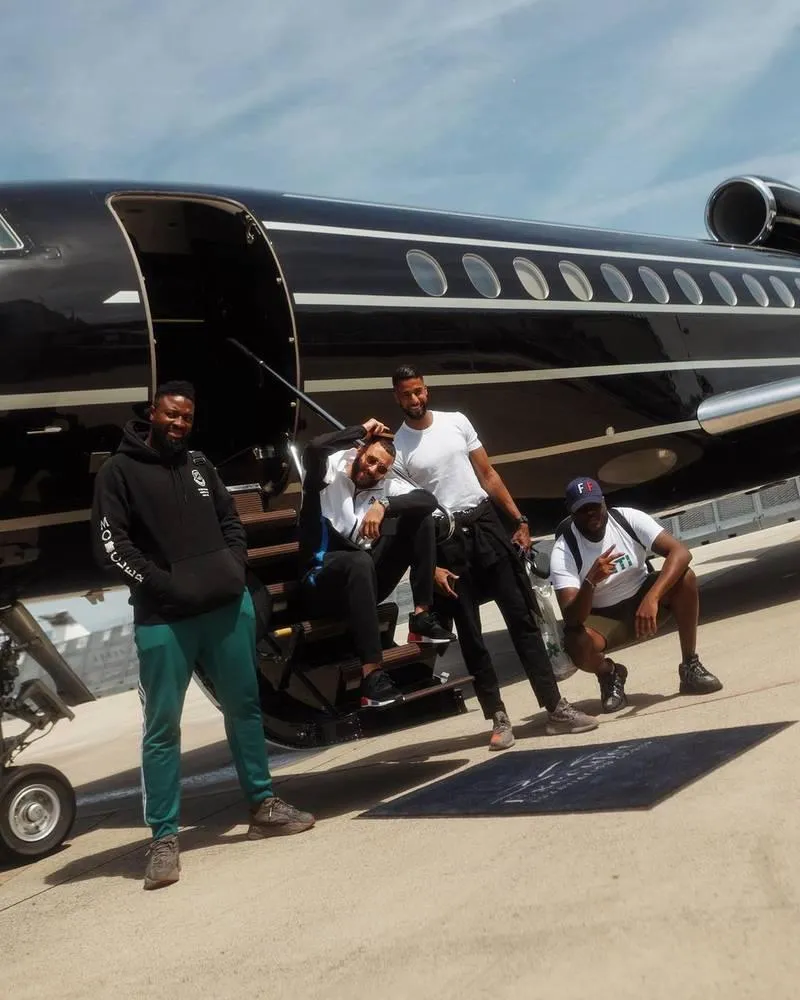 Tiền đạo của Real Madrid- Benzema và những người bạn bên chiếc máy bay của mình. Huyền thoại sống Thụy Điển- Ibrahimovic vẫn hay dùng máy bay riêng đi lại từ Milano về Thụy Điển. Kỷ lục gia chuyển nhượng từ Tottenham đến Real Marid- Gareth Bale cũng hay dùng máy bay của mình khi từ Tây Ban Nha về Wales. Vợ chồng Vic-Bec vẫn hay dùng máy bay riêng trong những chuyến bay ngắn. Tân tiền đạo Man. City- Erling Haaland cứ như kẻ màu mè lòe loẹt trong chiếc máy bay của mình.