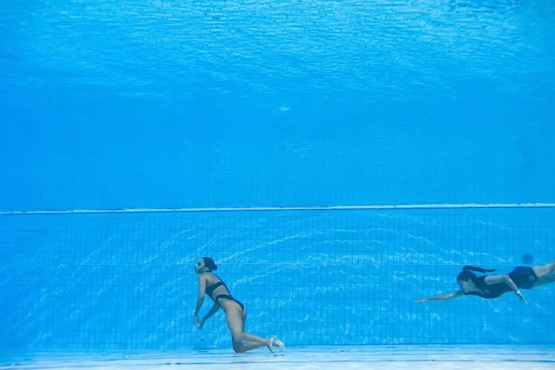 Nguyên nhân được xác định là Alvarez bị...chuột rút. Alvarez chìm tự do xuống đáy hồ.