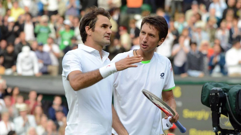 Stakhovski (phải) sau khi đánh bại Federer vẫn rất ngưỡng mộ "tàu tốc hành".