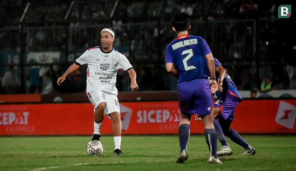 Đến Indonesia vẫn được ngưỡng mộ như Siêu anh hùng sân cỏ, Ronaldinho có buổi giao lưu bóng đá với các cựu sao Liga Indonesia. Ro vẩu vẫn rất quái và vẫn "làm nhục" đối thủ bằng đôi chân rất quái khi rê dắt bóng. Ro "vẩu" đến Indonesia trong một chuyến đi mang tính thương mại. Pha tỉa bóng vẫn rất... Ronaldinho như ngày đỉnh cao làm xiếc ở Barcelona. Đã quái rồi, còn lại chơi chuyền bóng kiểu "lườm rau gắp thịt".