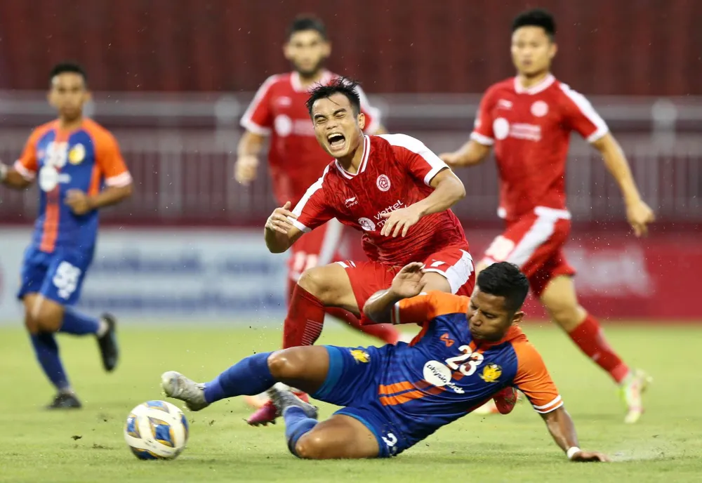 Viettel đánh bại Hougang Utd để lên ngôi nhất bảng I. Ảnh: ANH DUY