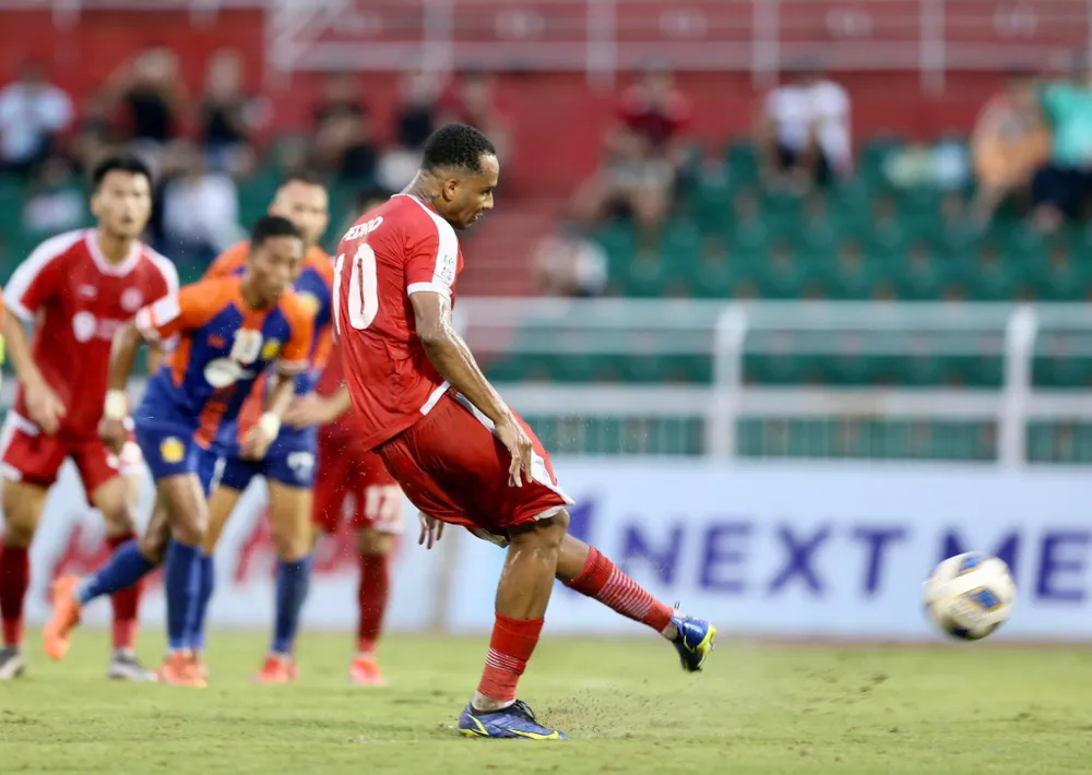 Pedro Paulo có cú đúp từ chấm 11m ở cuối hiệp 1. Ảnh: ANH DUY