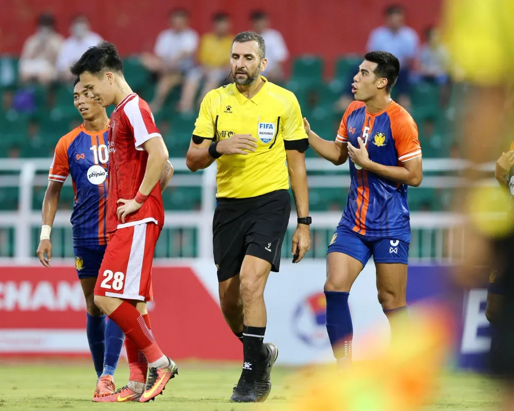 Trọng tài đã tuýt còi phạt đền sai tình huống &quot;chơi bóng bằng tay&quot; của đội trưởng Đức Chiến. Ảnh: ANH DUY.