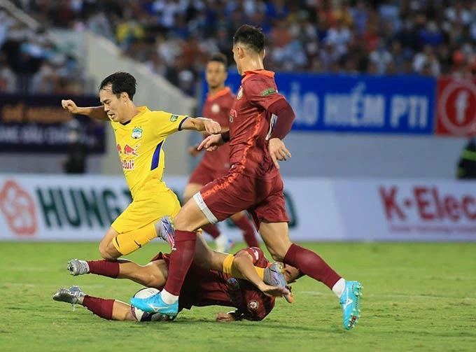 Pha tranh chấp quyết liệt của Văn Toàn và Dương Thanh Hào dẫn đến việc thủ môn Tuyên Quang phải phạm lỗi nhận thẻ đỏ. Ảnh: NHẬT ANH - BĐ