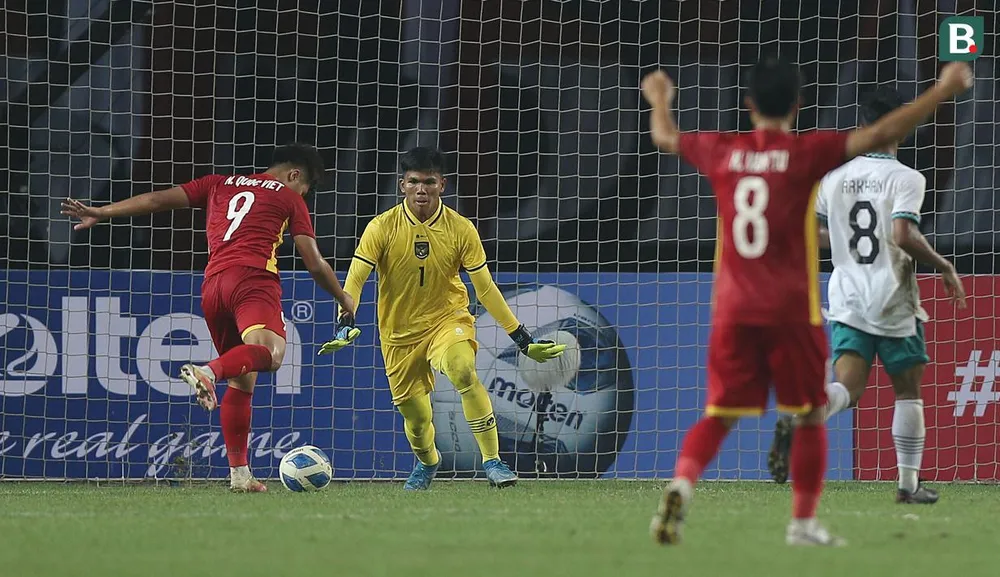 Tình huống ăn bàn rõ mười mươi của tiền đạo Nguyễn Quốc Việt, song anh lại &quot;sang số&quot; làm chậm nhịp và bỏ qua cơ hội. Các nhóm fan Ultras Indonesia tập trung trước sân Patriot Candrabhaga trước trận. Ronaldo (10) chơi tuyến đầu, song anh lại hay mắc bẫy việt vị mà hàng phòng ngự U-19 VN giăng ra. Để lửa cháy kiểu này trên khán đài, sân Patriot Candrabhaga sẽ phải chờ án phạt từ AFF. Nguyễn Giản Tân của U-19 VN trong pha tranh chấp với hậu vệ Rudianto. Đội trưởng Khuất Văn Khang trong pha không chiến với Arkhan Fikri. Bảo Long với một pha tranh chấp. Bóng đá Indonesia cũng có &quot;đặc sản pháo sáng&quot; như Lạch Tray. Pháo sáng đốt trên khán đài khi trận đấu đang diễn ra là không thể thoát tội rồi.