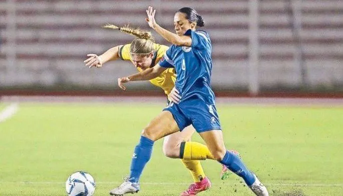 Các cô gái Philippines (xanh) đã giải mã Úc qua chiến thắng 1-0. Ảnh: CTP