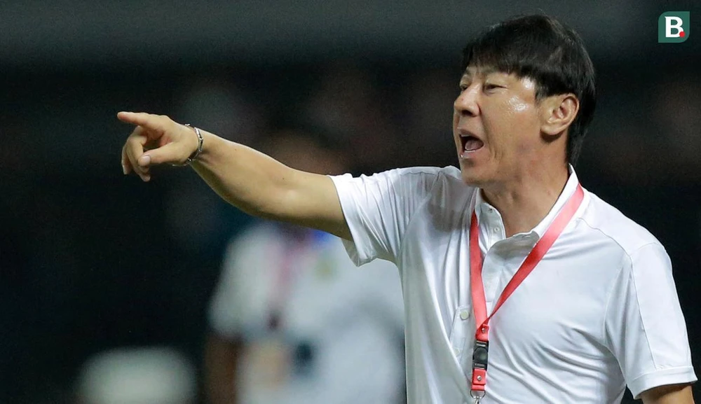 Cấp đội tuyển, ông Shin đã thua Thái Lan tại AFF Cup 2021. Dẫn dắt U-19 Indonesia đá sân nhà, không lý do gì ông Shin không thể đòi nợ được. Chiến lược gia Hàn Quốc có đủ "thiên thời, địa lợi, nhân hòa" cho cuộc chạm trán với Thái Lan tối nay. Sân Patriot Candrabhaga sẽ chật kín 32 ngàn khán giả là "cầu thủ thứ 12" của Indonesia. Ronaldo "phiên bản Indonesia" đã có bàn thắng trong trận thắng đậm Brunei 7-0. Còn Hokky Caraka đã có cú poker (4 bàn) vào lưới Brunei. Marcelino cũng là ngôi sao sáng của U-19 Indonesia. Các học trò U-19 Indonesia phải giúp ông thầy Hàn đánh bại đội nhất bảng A Thái Lan.