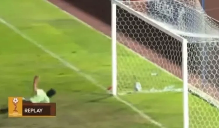 Tình huống đã thành bàn thắng của U-19 Campuchia nhưng không được trọng tài công nhận khiến Campuchia thua Lào 1-2. Ảnh: CTP Tình huống đã thành bàn thắng của U-19 Campuchia nhưng không được trọng tài công nhận khiến Campuchia thua Lào 1-2. Ảnh: CTP