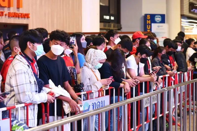 Hàng ngàn fan MU tập trung ở sân bay quốc tế Bangkok Shuvanabhumi ngày 9-7 ...Hàng trăm điện thoại giương lên để có được những tấm hình kỷ niệm. Sự cuồng nhiệt của fan Thái với &quot;Quỷ đỏ&quot;. Những &quot;thú nhồi bông&quot; hình Marcus Rashford. Fan Thái của Quỷ đỏ có rất nhiều sinh viên và học sinh. Fan Thái có dịp thổ lộ tình yêu với thần tượng của mình. Các cầu thủ MU tại sân bay. Tân thuyền trưởng MU Ten Hag có chuyến đi xa. Các cầu thủ MU rất lạ lẫm với...Phương Đông chăng? Ký tặng fan hâm mộ. Buồn cho fan Thái khi CR7 không theo MU đến Bangkok vì lý do gia đình.