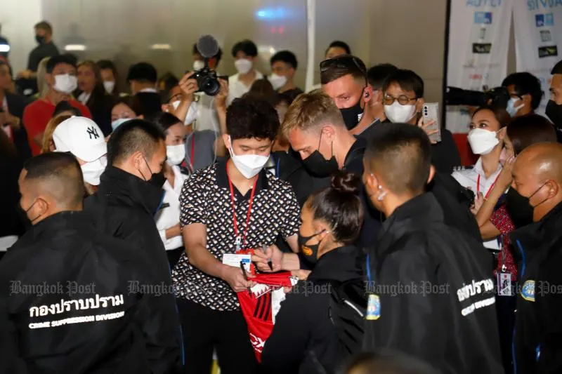 Ký tặng fan hâm mộ. Buồn cho fan Thái khi CR7 không theo MU đến Bangkok vì lý do gia đình.