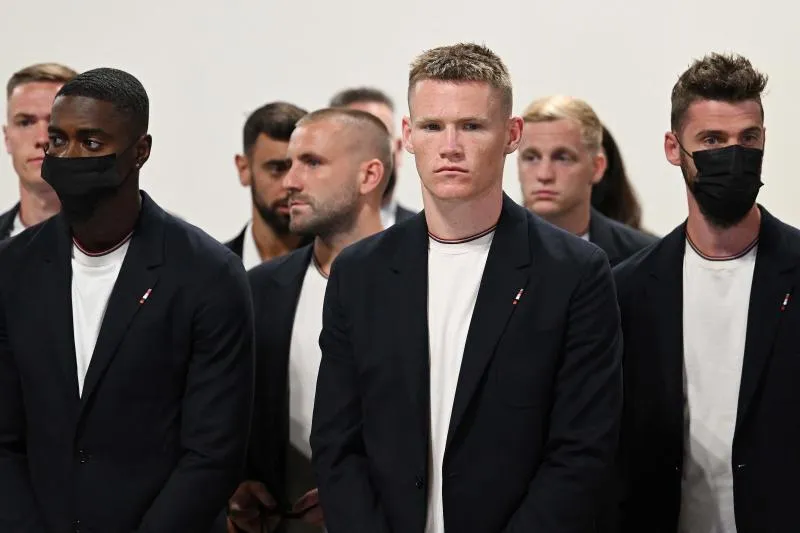 Các cầu thủ MU rất lạ lẫm với...Phương Đông chăng? Ký tặng fan hâm mộ. Buồn cho fan Thái khi CR7 không theo MU đến Bangkok vì lý do gia đình.