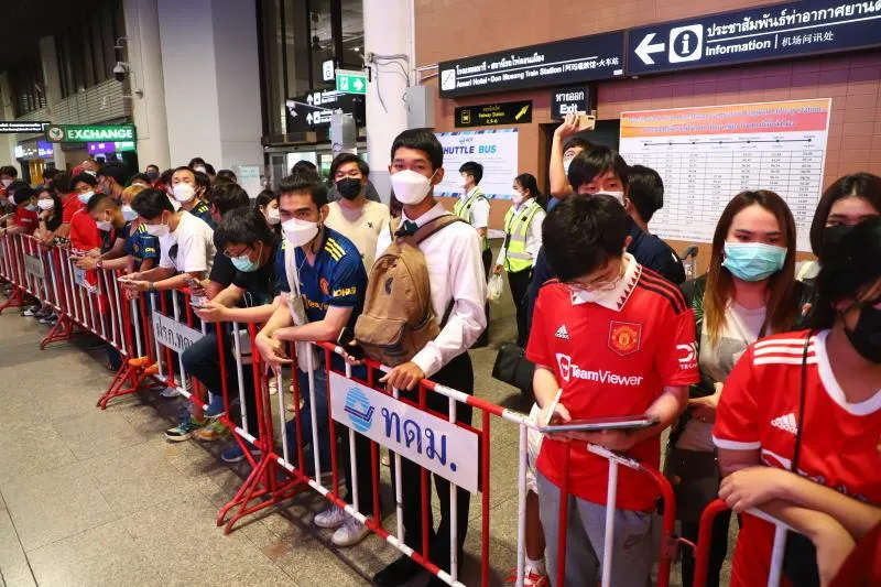 Fan Thái của Quỷ đỏ có rất nhiều sinh viên và học sinh. Fan Thái có dịp thổ lộ tình yêu với thần tượng của mình. Các cầu thủ MU tại sân bay. Tân thuyền trưởng MU Ten Hag có chuyến đi xa. Các cầu thủ MU rất lạ lẫm với...Phương Đông chăng? Ký tặng fan hâm mộ. Buồn cho fan Thái khi CR7 không theo MU đến Bangkok vì lý do gia đình.