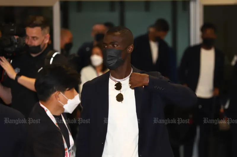 Các cầu thủ MU tại sân bay. Tân thuyền trưởng MU Ten Hag có chuyến đi xa. Các cầu thủ MU rất lạ lẫm với...Phương Đông chăng? Ký tặng fan hâm mộ. Buồn cho fan Thái khi CR7 không theo MU đến Bangkok vì lý do gia đình.