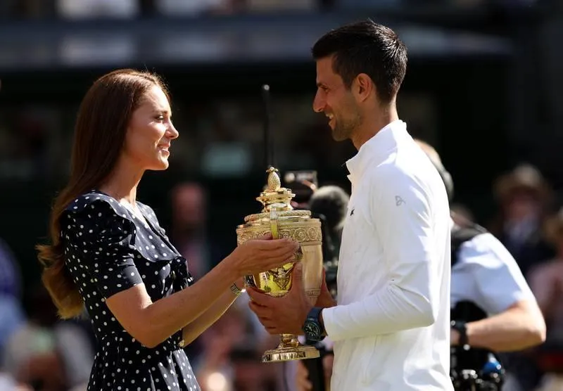 Công nương xứ Cambridge trao cúp vô địch cho Djokovic. Ảnh: Getty Danh sách 8 tay vợt sở hữu nhiều Grand Slam nhất: 1- Nadal (Tây Ban Nha, 22 lần), 2: Djokovic (Serbia, 21 lần), 3: Roger Federer (Thụy Điển, 20 lần), 4: Pete Sampras (Mỹ, 14 lần), 5: Roy Emerson (Úc, 12 lần), 6: Rod Liver (Úc, 11 lần), 7: Bjorn Borg (Thụy Điển, 11 lần), Bill Tildon (Mỹ, 10 lần).
