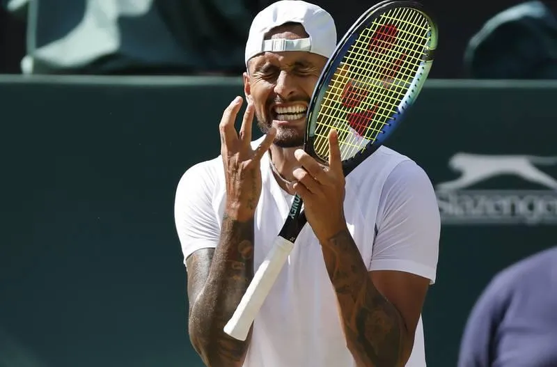 Nick Kyrgios lợi thế khi thắng séc đầu. Ảnh: Getty Ngôi á quân Wimbledon đã là kỳ tích của tay vợt Úc này. Ảnh: Getty Công nương xứ Cambridge trao cúp vô địch cho Djokovic. Ảnh: Getty Danh sách 8 tay vợt sở hữu nhiều Grand Slam nhất: 1- Nadal (Tây Ban Nha, 22 lần), 2: Djokovic (Serbia, 21 lần), 3: Roger Federer (Thụy Điển, 20 lần), 4: Pete Sampras (Mỹ, 14 lần), 5: Roy Emerson (Úc, 12 lần), 6: Rod Liver (Úc, 11 lần), 7: Bjorn Borg (Thụy Điển, 11 lần), Bill Tildon (Mỹ, 10 lần).