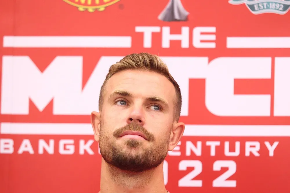 Đội trưởng Miner của Liverpool. Hàng ngàn fan Liverpool chờ Liverpool ở sân bay. Trước đó một ngày, sân bay Shuvanabhumi cũng náo nhiệt khi MU đến. Đội trưởng Miner của Liverpool. Hàng ngàn fan Liverpool chờ Liverpool ở sân bay. Trước đó một ngày, sân bay Shuvanabhumi cũng náo nhiệt khi MU đến.