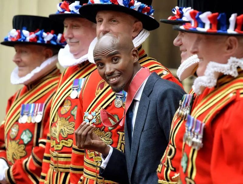 Mo Farah một lần vào điện Buckingham để được Hoàng gia Anh phong tước "Sir". Ảnh: Getty Mo Farah một lần vào điện Buckingham để được Hoàng gia Anh phong tước "Sir". Ảnh: Getty