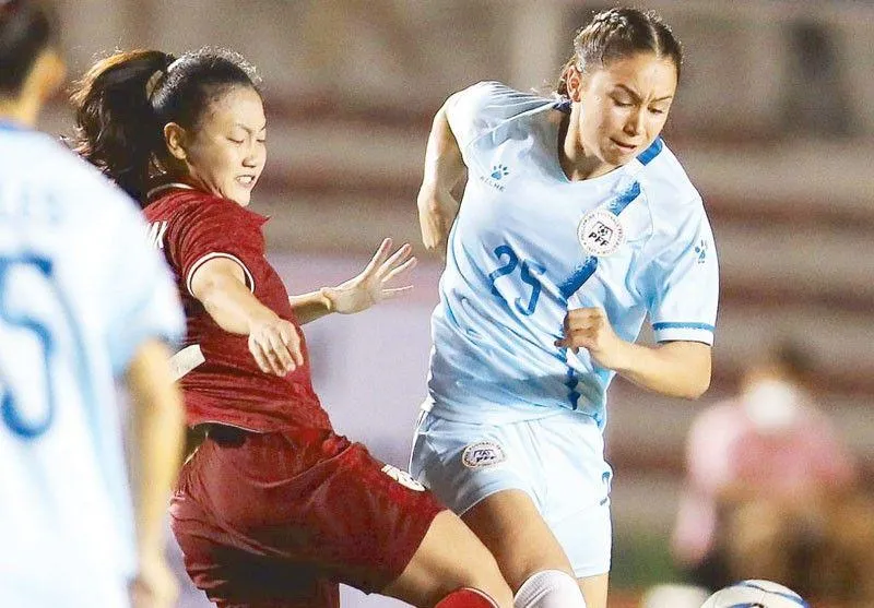 Tuyển nữ Philippines (xanh nhạt) trong trận thua Thái Lan 0-1. Ảnh: CTP