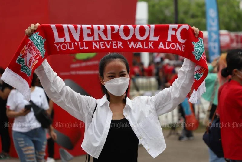 Một fan Thái Lan với "trái tim thuộc về Liverpool". Không khí trên sân Rajamangala thật tuyệt vời. Còn đây là khu fan's zone của Liverpool. Trận đấu toàn Anh diễn ra tại Bangkok. Người Thái muốn dùng "Cúp Thế kỷ" này gửi thông điệp đến thế giới rằng, Bangkok đã ổn sau dịch bệnh. Trước trận đấu danh ca Jackson Wang cũng thu hút fan không kém. Sau trận đấu này, hai đội bóng Anh còn sang Singapore và Úc tiếp tục chuỗi trận giao hữu trước mùa giải như thường lệ. Học trò làm cho HLV Ten Hag... mát lòng bằng chiến thắng "4 sao".
