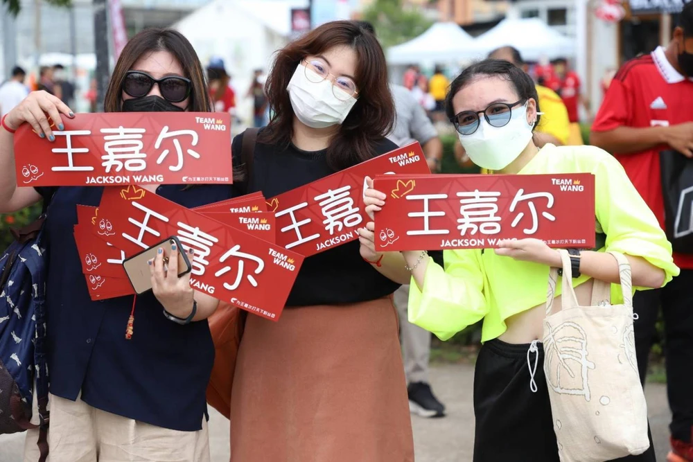 Trước trận đấu danh ca Jackson Wang cũng thu hút fan không kém. Sau trận đấu này, hai đội bóng Anh còn sang Singapore và Úc tiếp tục chuỗi trận giao hữu trước mùa giải như thường lệ. Học trò làm cho HLV Ten Hag... mát lòng bằng chiến thắng "4 sao".