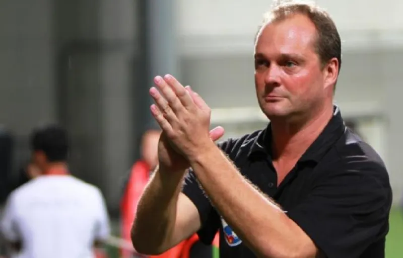 Chiến lược gia Đức Michael Weiss mang lại những nét mới mẻ cho bóng đá Lào. Ảnh: CTP