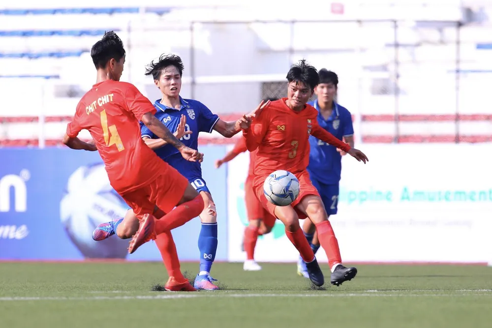 Thái Lan (xanh) có chiến thắng 2-0 trước Myanmar. Ảnh: CTP Thái Lan (xanh) có chiến thắng 2-0 trước Myanmar. Ảnh: CTP