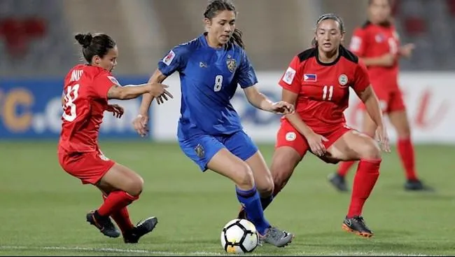 Tuyển Philippines (đỏ) ở trận chung kết AFF Cup nữ 2022 đánh bại Thái Lan 3-0 để vô địch. Ảnh: CTP